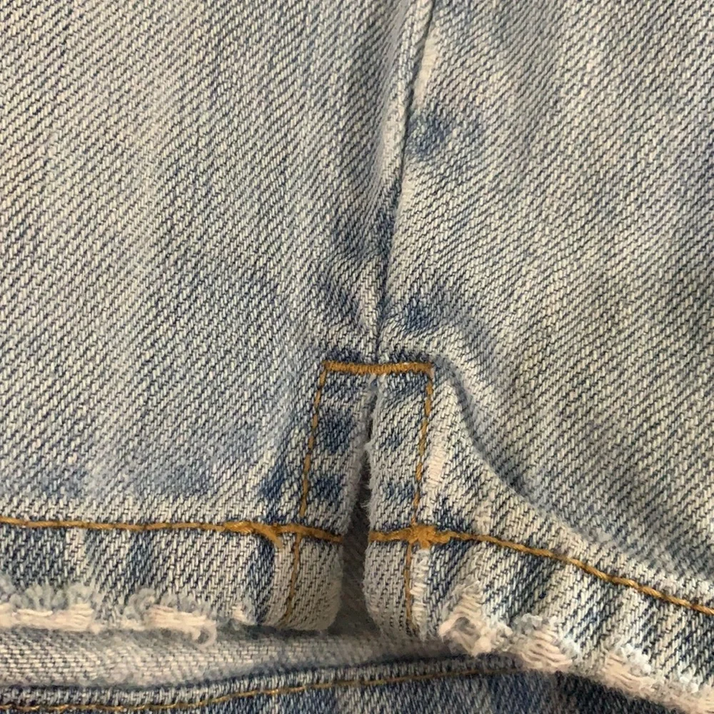 Old Navy light blue distressed denim shorts Size 7